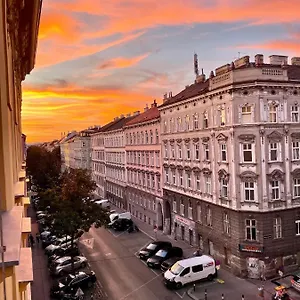 Trendy Near Schloss Schönbrunn Apartment